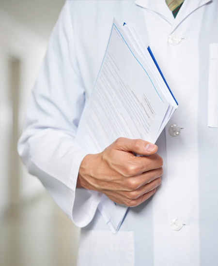 Врач держит документы в руках